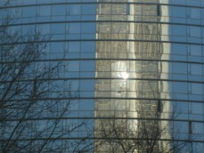 Spiegelung eines Hochhauses in Frankfurt